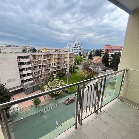 Two-bedroom In Miramar Complex Apartman