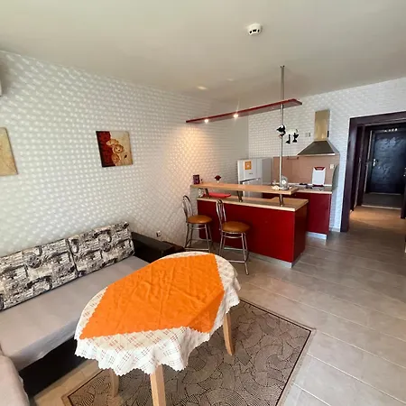 Two-bedroom In Miramar Complex Apartman